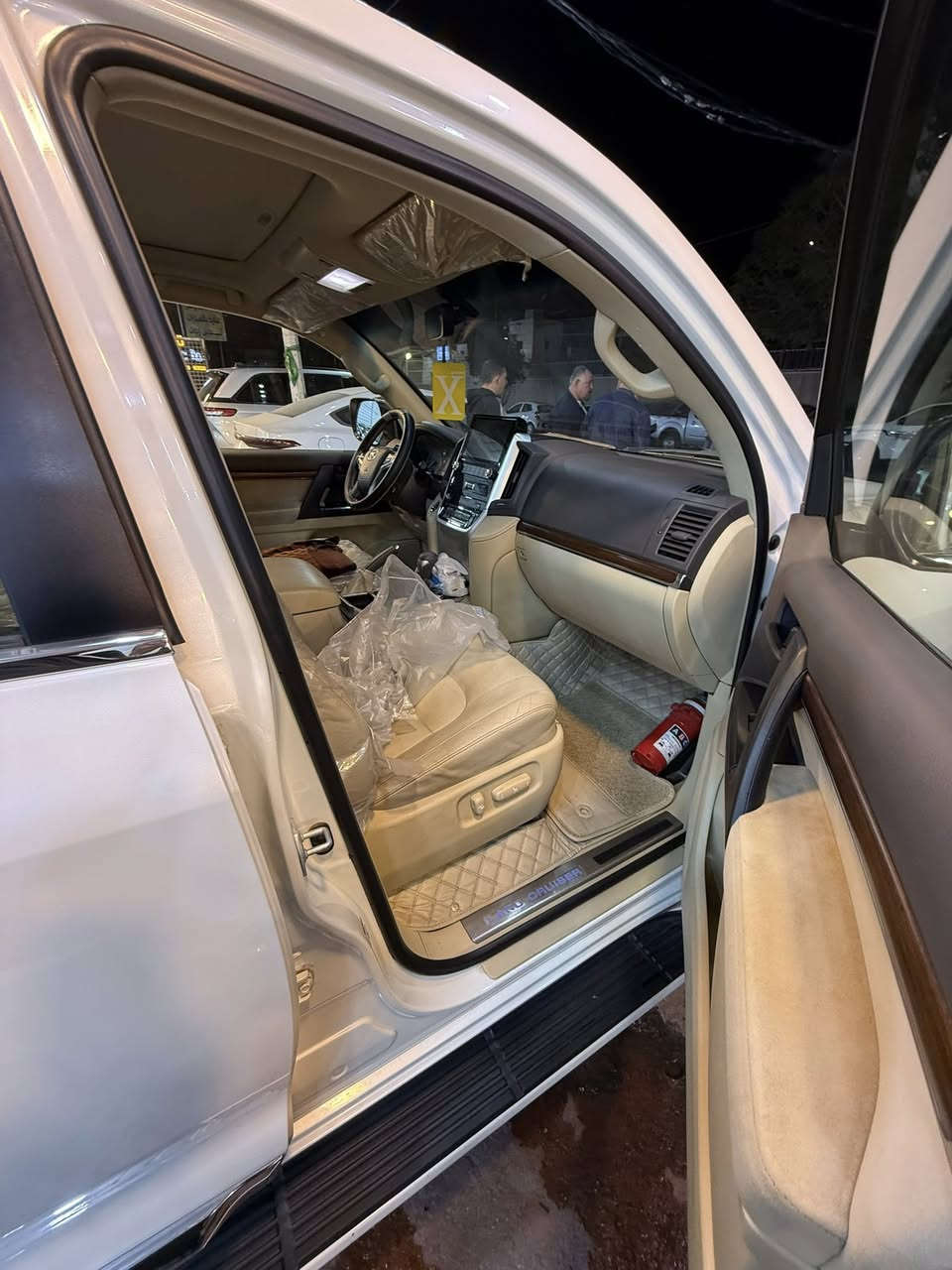 🌹🌹تحية طيبة🌹🌹
لاندكروز 2017 ساس اصل وايت ادشن 
فول مواصفات 
كفالة عامه من كلشي بحالة الوكالة
ماشية 72 الف حقيقي شرط الفحص 
السيارة كلش جديده اي نقص مابيه 
احلى من الصور 
السعر اكتب 1 بلتعليقات او اتصل وبخدمتك
رقم بغداد باسمي مشروع وطني 
مكانه بغداد معارض الكريعات
***********
