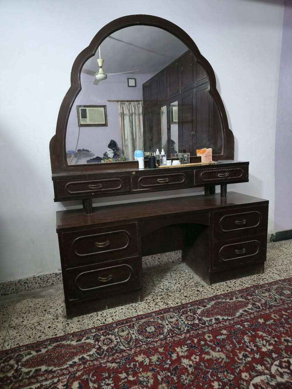 السلام عليكم عندي غرفه مستعملة للبيع مابيها كسر وكلش قوية وتتحمل بس اريد ابيعهة لان غيرت البيت ومتكفي 
السعر 500 الف وبيه مجال 
عنواني :بغداد زيونة 
للتواصل ***********
