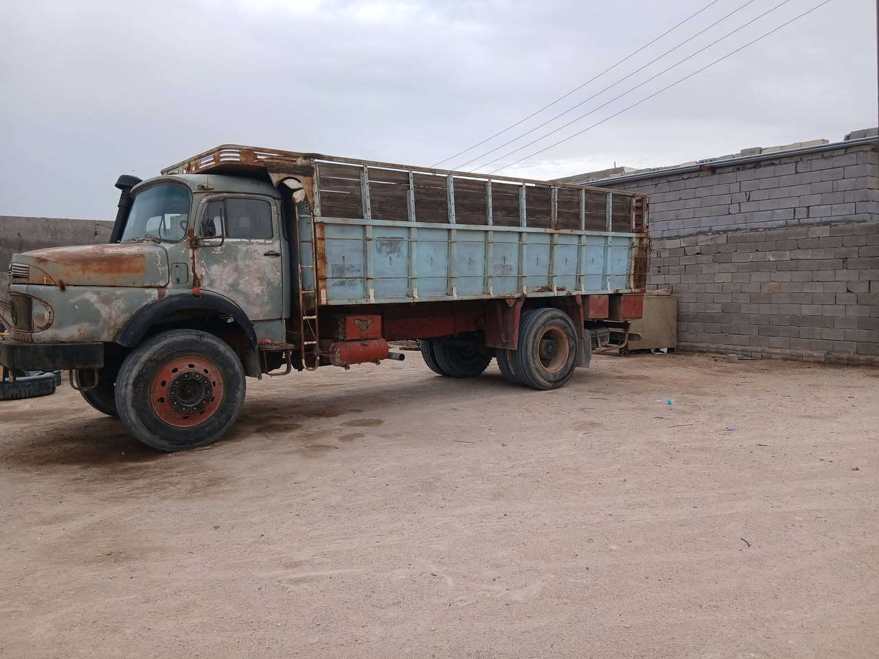 مارسدس اقجم لبيع   1961  سعر 25مليون وبيه مجال مكان البصره زبير***********
