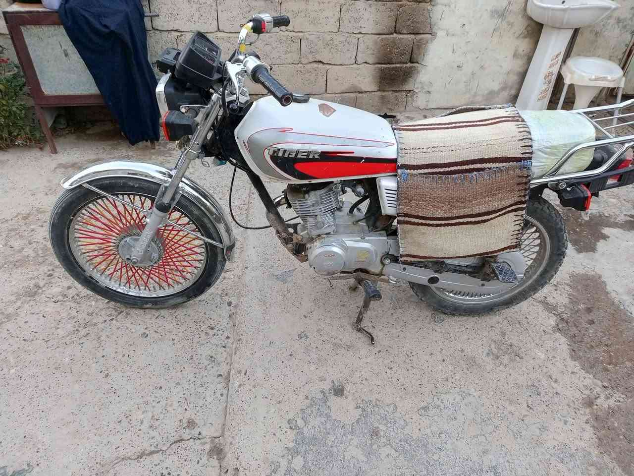 السلام عليكم شباب دراجه للبيع تايكر موديل 21 اوراق كرتونيه السعر 350وبيها مجال *********** المكان ديالى كنعان
