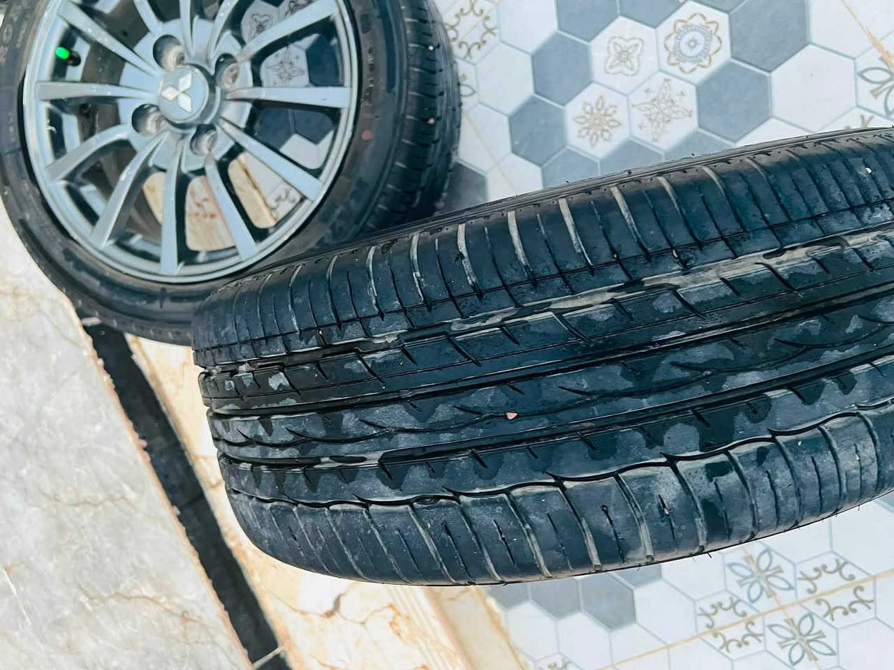 سلام عليكم تخم وياله 16 للبيع مع تايرات بعدهن جدد لا عواج ولا تصليح تايرات نضاف يرهم لانسر + اغلب سيارات 

مع حجوله لانسر للبيع مكاني ديالى سعر كلهن 350 وبيهن مجال حك جيه ***********
