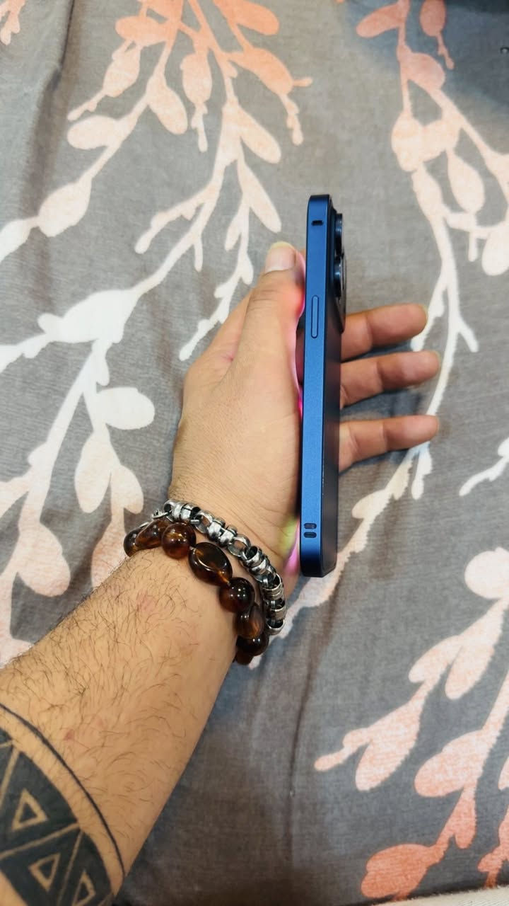 شاشه بيها خطين مماثرات مبدل بطاريه فقط 
بي تحويره مال 17  سعره 600 الف مكاني بغداد *********** واتس
