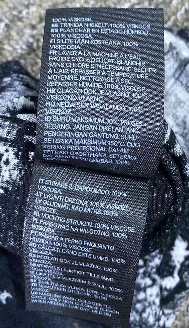 النوع: قميص رجالي كاجوال بأكمام طويلة وأزرار كاملة 

​البراند: H&M ( اصلي وكالة)

الحالة: جديد غير مستخدم 

​التصميم/النقشة: نقشة طبيعية مستوحاة من الرسومات الآسيوية التقليدية (أشجار، بحيرات، معابد أو بيوت تقليدية) باللونين الأسود والأبيض/الرمادي.

​المقاس: M 

​المادة والنسيج: 100% فيسكوز

 ( الفيسكوز يمنح القميص ملمساً ناعماً، وخفة وتهوية ممتازة، وهو مثالي للأجواء الصيفية والربيعية).

السعر 25 الف مع التوصيل


**إذا كنت صاحب هذا الإعلان وتريد حذفه لأي سبب، رجاءا أرسل رسالة إلى الدعم الفني**