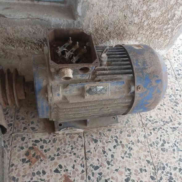 السلام عليكم 
ماطورين 25 حصان شغالات  العسر  الواحد 300 الف وبي مجال بسيط العنوان بغداد
رقم ***********
