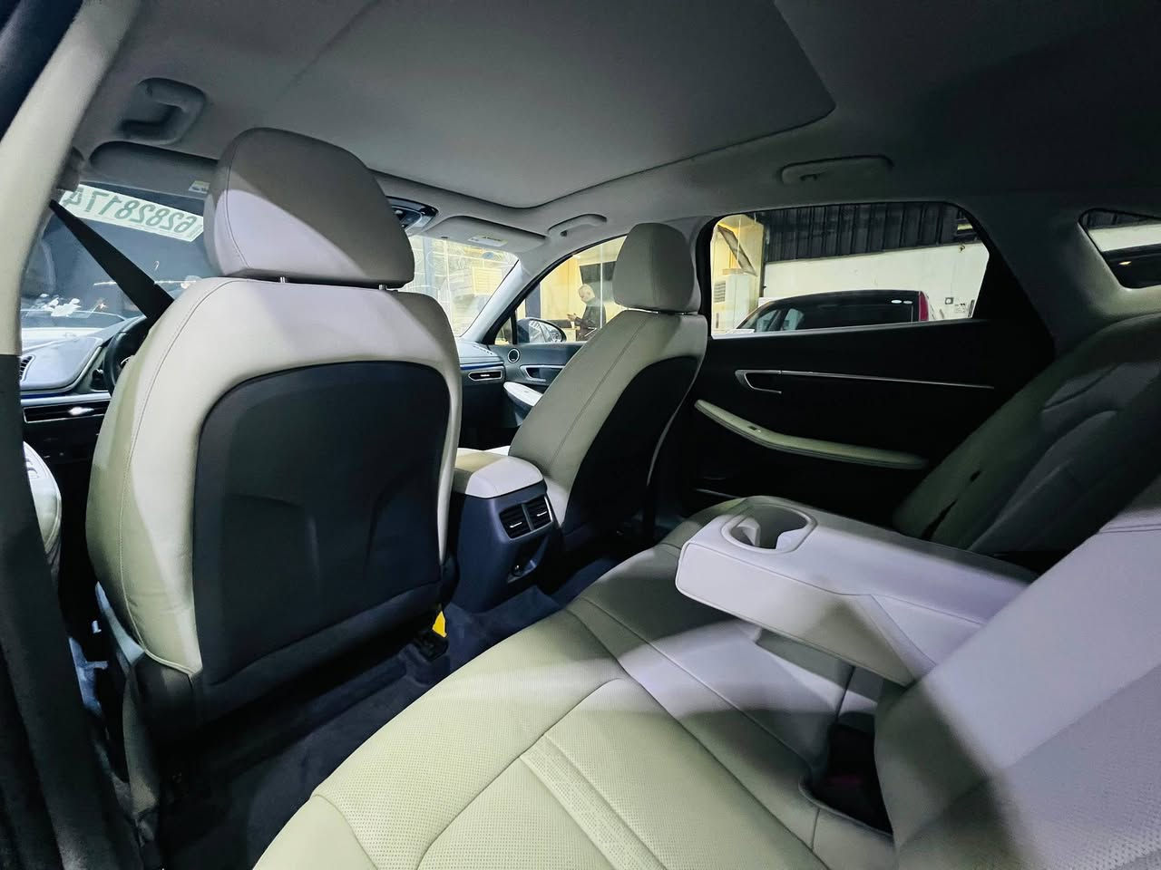 السلام عليكم اول شي نذكر رسول الله وأل بيته.
السياره سوناتا وارد امريكي .
الوان: نيلي على رصاصي 
محرك السياره : 1600تيربو
السياره بدون ارقام .فحص موقت
عداد المسافه 8000ميل
موديل السياره 2023.
حادثه : بنيد فقط.
مواصفاتها تحكمت استيرن قياده ذاتيه عداد تحديد السرعه  كامره ليليه شاشه كبيره وفتحت سقف بني رامه.
 صاحب المعرض1 علي الكرعاوي.                                         صاحب المعرض2 مصطفى شعبان.                                      رقم المعرض:***********. سعر السياره 190
