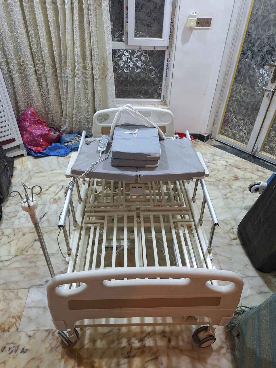 للبيع سريرطبي كهربائي ريمونت كونترول ٦ حركات مع فتحه وسطية تواليت مع طبلة طعام مع حمالة مغذي مع فراش طبي قلاب يمين و يسار يصبح كرسي بسعر ٦٥٠ الف وبيه مجال ٠ ***********
