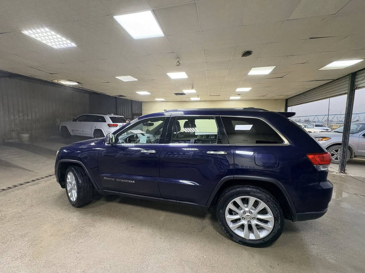 🚘 للبيع  جيب كراند شيروكي لمتد – Jeep Grand Cherokee 2017 Limited 🚘

🔹 الموديل: 2017
🔹 الفئة: Limited
🔹 الممشى: 136,984 كم
🔹 الوارد: أمريكي
🔹 الحالة: داخلة للعراق بدون حادث
🔹 الصبغ: بدون صبغ
🔹 الحوادث: بدون ضربات (فقط بارد صغير في البنيد)
🔹 الحالة العامة: نظيفة جداً وجاهزة للاستخدام
🔹لون السيارة: نيلي 

⸻

✨ مواصفات فئة Limited:

✔️ محرك 3.6L V6 قوي واقتصادي
✔️ ناقل حركة أوتوماتيك 8 سرعات
✔️ دفع رباعي (4x4)
✔️ شاشة وسطية كبيرة تعمل باللمس
✔️ نظام Uconnect
✔️ كاميرا خلفية
✔️ حساسات أمامية وخلفية
✔️ فتحة سقف
✔️ جلد أصلي
✔️ مقاعد كهرباء مع ذاكرة
✔️ تدفئة مقاعد أمامية وخلفية
✔️ ستيرن تحكم متعدد الوظائف
✔️ تشغيل بصمة

📌 السيارة بحالة ممتازة جداً ومناسبة للاستخدام اليومي والسفر
📍 الموقع: (حله-بابل)

📞 للاستفسار ***********
