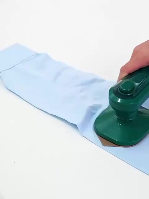 أوتي حراري حقيبة  
اوتي سفر صغير بجودة وحرارة عالية 

[المكواة المحمولة]: قبضة اليد قبضة مريحة مريحة. 
أي ما يعادل وزن "الوسادة" ، لا تحمل الفتاة أي عبء وتحمل الوزن بيد واحدة. 
خفيفة الوزن صغيرة يمكن حملها بسهولة في الحقيبة.^
[حماية ثابتة من درجة الحرارة]: 
قاعدة تسخين عند درجة حرارة ثابتة تبلغ 150 درجة مئوية ، تسخين صفائح السيراميك ، كي الملابس ، يمكن استخدامها في كي الملابس ، الستائر ، الملاءات ، أغطية الوسائد ، إلخ ، الحاجة إلى ملابس الكي الرأسية (مثل الدعاوى ، إلخ.
[خزان مياه ذو سعة كبيرة]: 
مع خزان مياه سعة 100 مل ، يمكن تسخينه بسرعة في غضون 30 ثانية ، والكي أكثر متانة.
 يعتمد خزان المياه تصميما شفافا ، ويمكنك مراقبة التغيرات في مستوى الماء في أي وقت ، والكي أكثر ضمانا.^
[TRIANGULAR FRONT DESIGN]:
تم تصميم الجزء الأمامي من لوحة التسخين على شكل طرف مثلث ، مما يسمح بالكي المرن للمناطق الضيقة مثل الأزرار ، البلاكيتات والياقات ، مما يسمح بعرض التفاصيل بأناقة.^
[ميزات التنظيف]:
 يمكن لدرجة الحرارة العالية والبخار القوي إذابة وتجريد بقع الزيت والأوساخ والعفن بسهولة على السطح والشقوق من المنتجات المنزلية. 
في طرد البخار عالي الحرارة في نفس الوقت ، يمكن فرك سطح الأشياء ، وتنظيف بسيط وسريع ،
اوتي صغير محمول 👕👌🏻

🔹 مناسب للسفر
🔹 لا يأخذ مساحة بالخزن 
🔹 سهل الاستخدام
🔹يعمل بطاقة كهربائية قليلة 
🔹 جودة عالية

السعر 13الف
🚘 يوجد خدمة توصيل لجميع محافظات العراق 4 الاف 🚘


**إذا كنت صاحب هذا الإعلان وتريد حذفه لأي سبب، رجاءا أرسل رسالة إلى الدعم الفني**