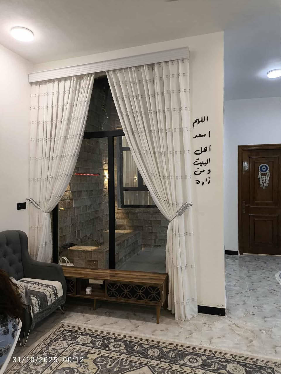 ‏بيت بناءجديد 
‏مساحه 200يتكون من 
‏غرفتين وصاله ومجموعه صحيحه 
‏وحديقه داخليه وشلال 
‏مطبخ حار وبارد 
‏واستقبال ومدخل
‏وحمام خارجي 
‏بناء طابوك كونكريت مسلح
‏يبعد عن الحولي 60متر
‏السعر 110وبي مجال
‏بي وصل تطويب 
‏استفسار/***********
‏           /   ‪***********‬
