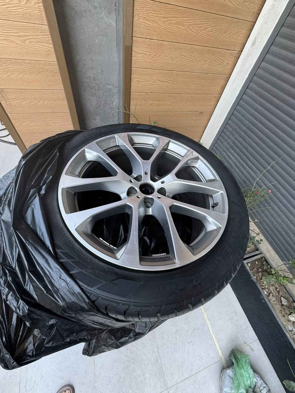 ويل اصلي مال 2024 BMW X5, X6واطارات عدد 4 حجم 275/45/20 الحاله نظيف جدا والتايرات فيتنامي انتاج 24 
مكاني بغداد حي القادسيه
السعر مناسب جدا
للاستفسار 
***********
***********
