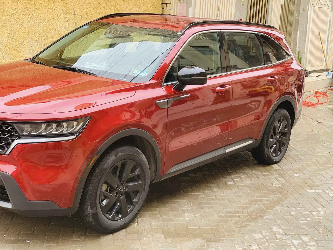 سلام عليكم 
سورنتو 2021 امريكي 
حادث جاملغ الخلفي جهت السائق ايرباكات سلميه كوله 
موصفات :- فول قماره حديد 
تبريد قطعتين منفصل 
تحديد مسار
توقف ذاتي 
حساسات اماميه خلفيه جانبيه 
نقط عمياء 
كشنات تدفئة وكشن السائق كهرباء 
قياده ذاتيه انعطاف وتوقف 
المحرك GDi 2500
وباقي المواصفات معروفه دهن اكسادو بانزين محسن وسوبر استخدام شخصي وعليه نانو سيراميك لمعان فول 
مكان سياره بغداد مدينه الصدر رقم الهاتف 
*********** 
السعر 23$ الف
