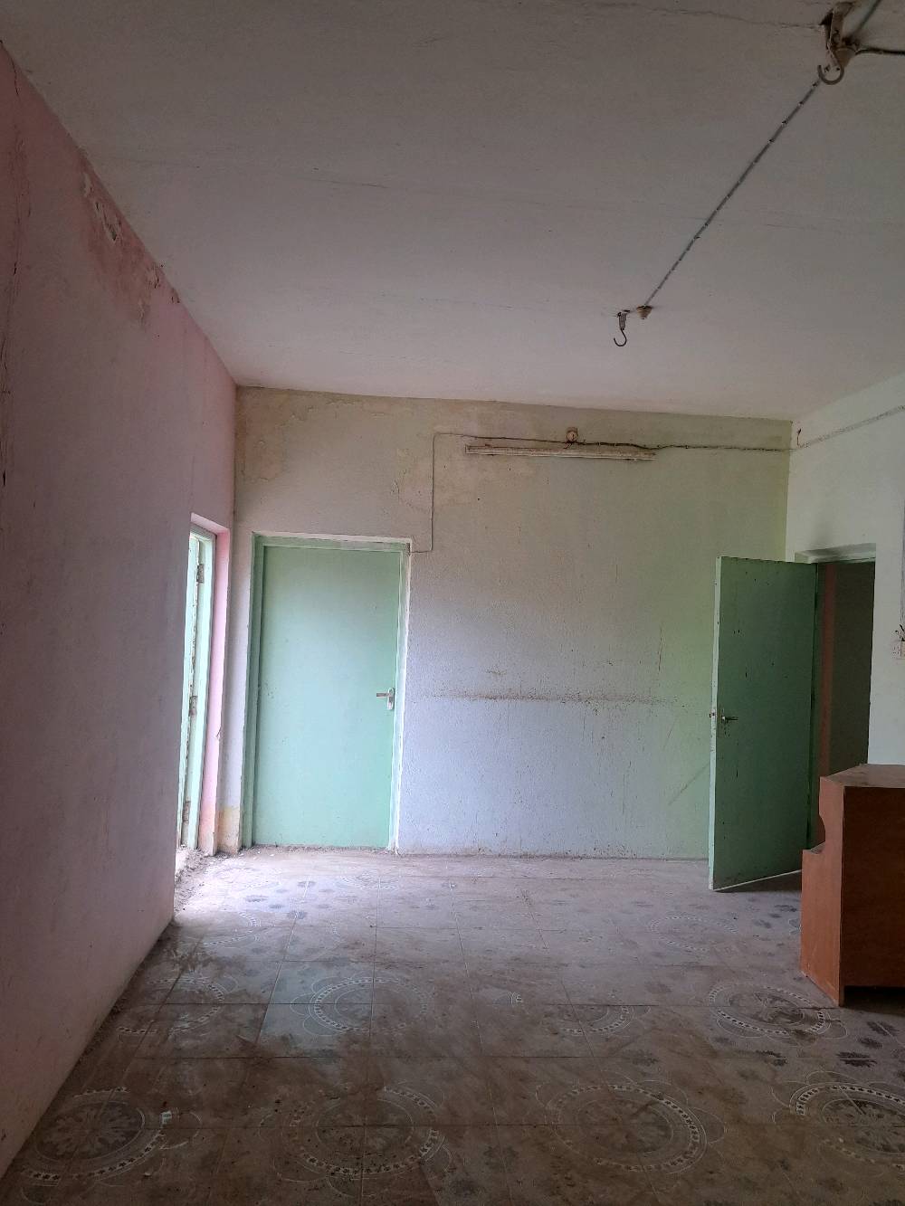 دار للبيع (طابقين) 🏠
متاح الآن منزل متكامل للسكن الفوري 
​✅ المساحة الكلية: 250 م.
✅ عدد الطوابق: طابقين.
ملاحظه الطابق الاول يحتوى على طرمه كبيره وحديقه 
ودوانيه وستقبال ومطبخ وغرف نوم عدد 2 ومناور عدد 2 وصحيات داخلي وخارجي وكلدور  الطابق الثاني يحتوى على دوانيه وستقبال ومطبخ وصحيات وغرف نوم عدد 2 غير كاملات 
✅الطابق الثاني غير مسكون فيه من سنة التشيد الدرج خارجي وداخلي وباب منفصل وحده
​  "للاستفسار يرجى الاتصال"].
***********
📍 العنوان: [ حي المعلمين الجديد].