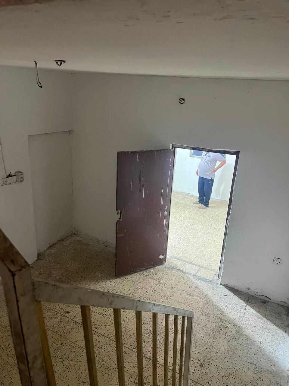 السلام عليكم
مشتمل للايجار مساحه 60 متر طابقين غرفتين وهول ومخزن 350 الف العنوان الامين نواب الضباط الفرع القبل افران السفير ***********
