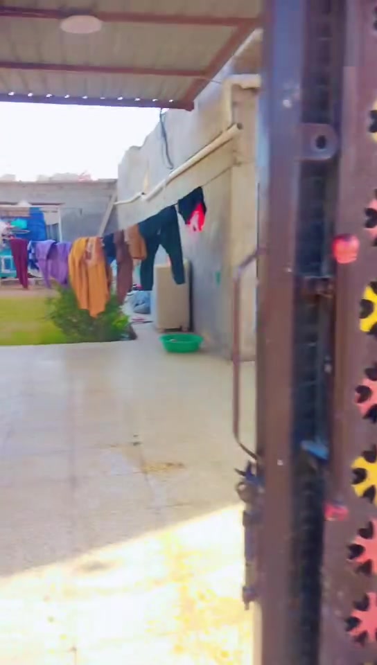 السلام عليكم بيت البيع المساحه 230 البناء 115 والباقي مسيجه من ضمن البيت بيه غرفه بلخير واي البيت والباقي حديقه بصف صيطره شارع الملعب اول خط بناء بلوك صب عد غرفه واحده سندويج من ضمن البيت عوزه بس بيتونه كامل كاشي عراقي درجه اول  قمريه الحوش مالته كله جاهز  سراميك امي كهرباء خطين المنطقه مخدومه كامله جوارينه والله ناس طيبه كلش السعر 37 وبيه مجال  ***********

