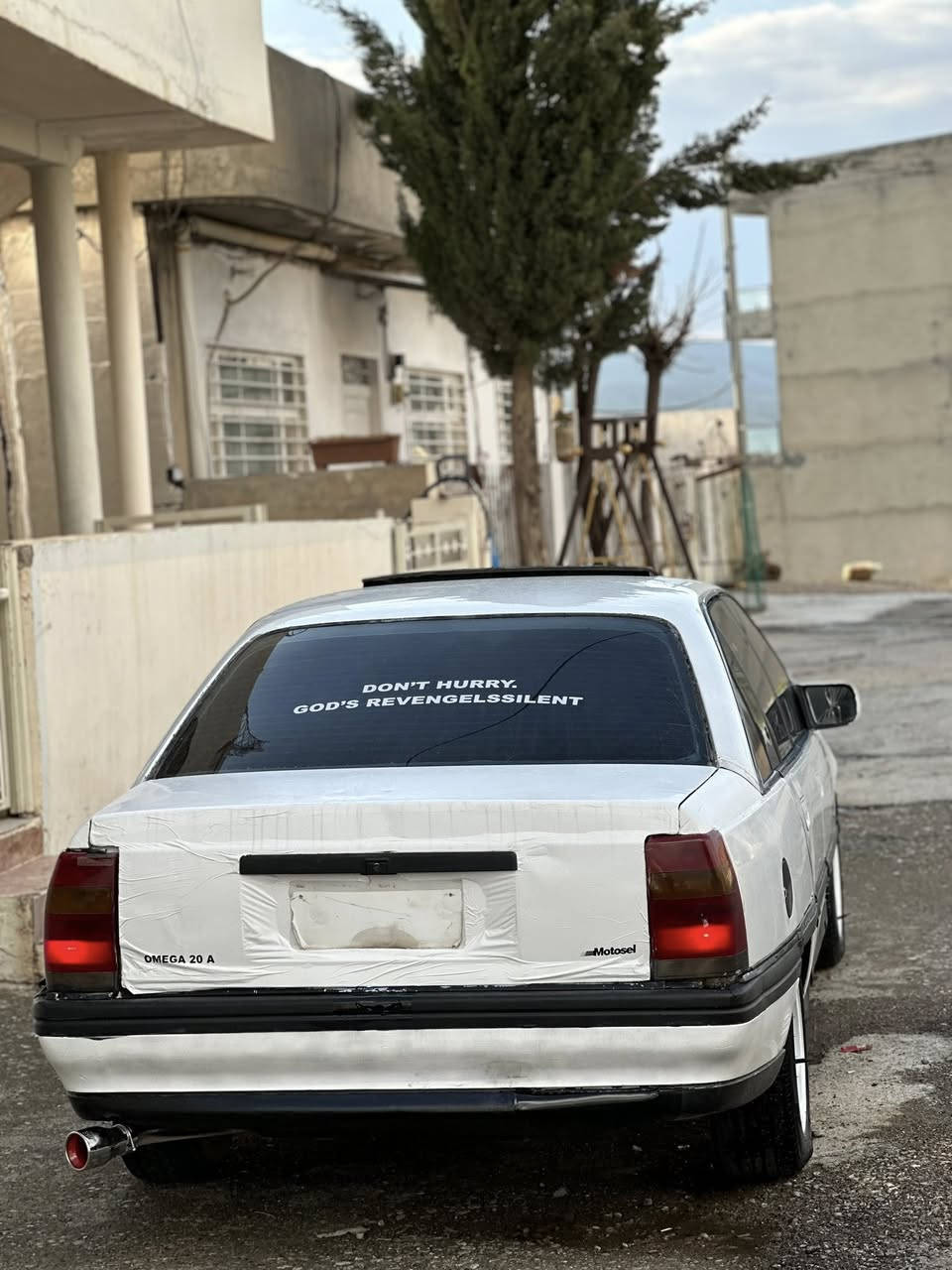 سەرەتا به ناوى خواى گەورە
ئەم شێـره ئـۆميـگـايه بۆ فـرۆشـتـن🥇🇧🇪 
عـولـوج سـاخ مـوسوو بـراوه بەشەرت مالـى مەدەنـى بەشەرتـى١٠٠ ساڵ/مـۆديـل1991🐅
گـيجەکانـى هەمووى ئيـش ئەکا داشبلى زۆر جوان ماوەتەوە
ماشاءالله له جـوانـى و له قەوەتـى✈️مەكينه 20👌
سـلايـت مەزبـوت ABS💯
گيـر و مەكيـنەو ئيفلـۆ و ئەكـسل و كارەبايەتـى هەمووى بەشەرت رۆن ليجونو جەورى و دوكەڵ و هەموى بەشەرت 
 تازه بيش و دواوەم داگرتوه تيند و تؤله مالى فەقيره
🔥هەيكەلى قوتو جوانه بەس ماشاءالله ئەوى
سەيارەکە مالى دۆسـته بۆ 250تەبع مەسرەف مەگەرێ👍
مـوشتەرى تيـل بكه يان جات بكه موشتەرى نيت سەرى منيش و خۆشت مەهيشينه رەحمەتت ليبيت هەمويم نوسيوه جوان بيخوينەوە جا تيـل بكه له خزمەتان دام
ساحريش خـوار بازار 15گەلامحامەلەيەکـى برايانەشـى تيايه
شـوين دوكـان سيـاحـى 
بـۆ زانيـارى زياتر ***********ڤايبەر و وەتس ئەبى لەسەرە 
ئەدميـن💙
