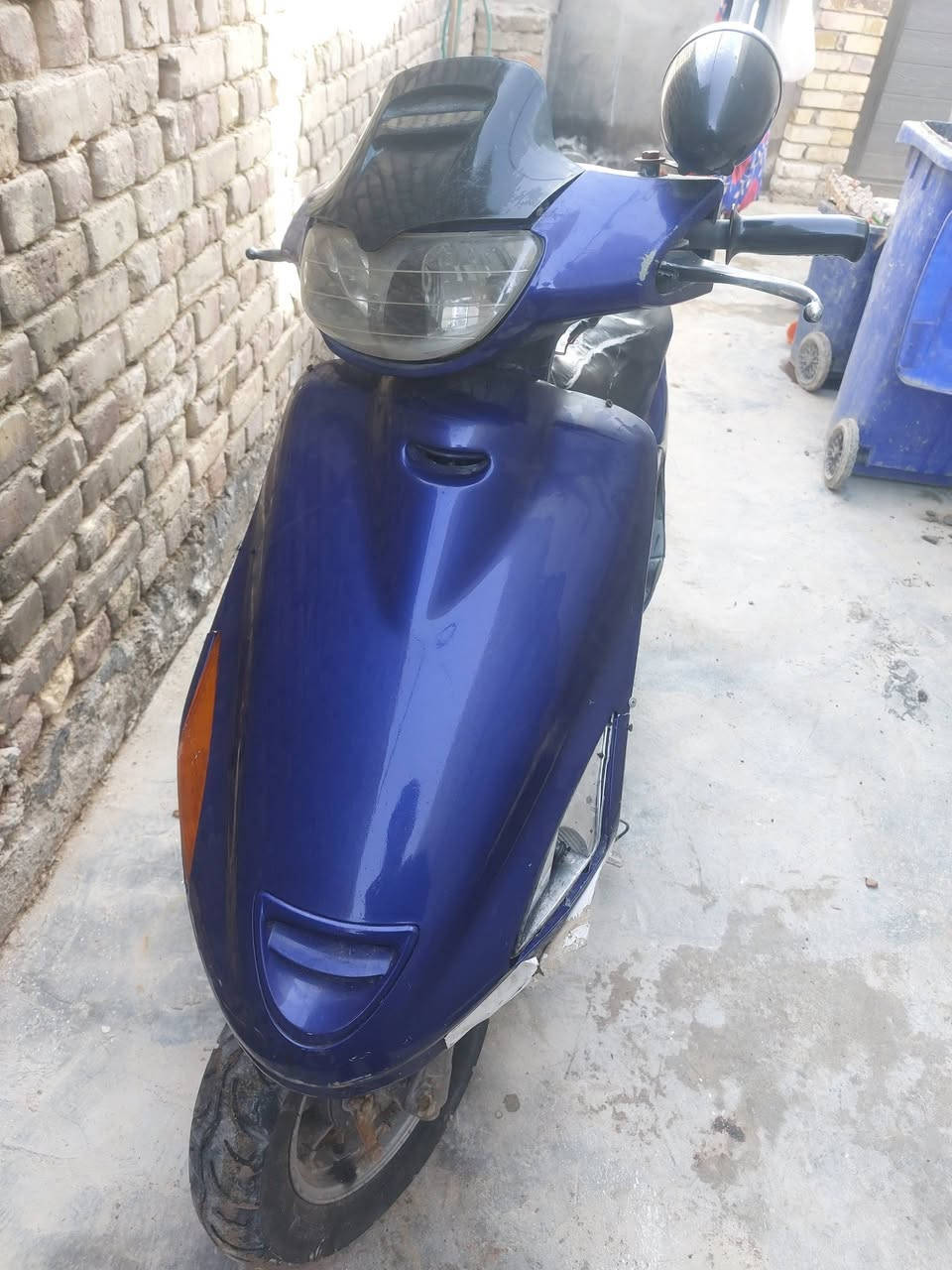 السلام عليكم للبيع دراجه فراشه مكينه شلعه معدل فول شغاله سلف هندر واحد شرط كهربائيات شغاله بيها ام بي ثري جديد  تايرات جديده رقم *********** سعر 250
