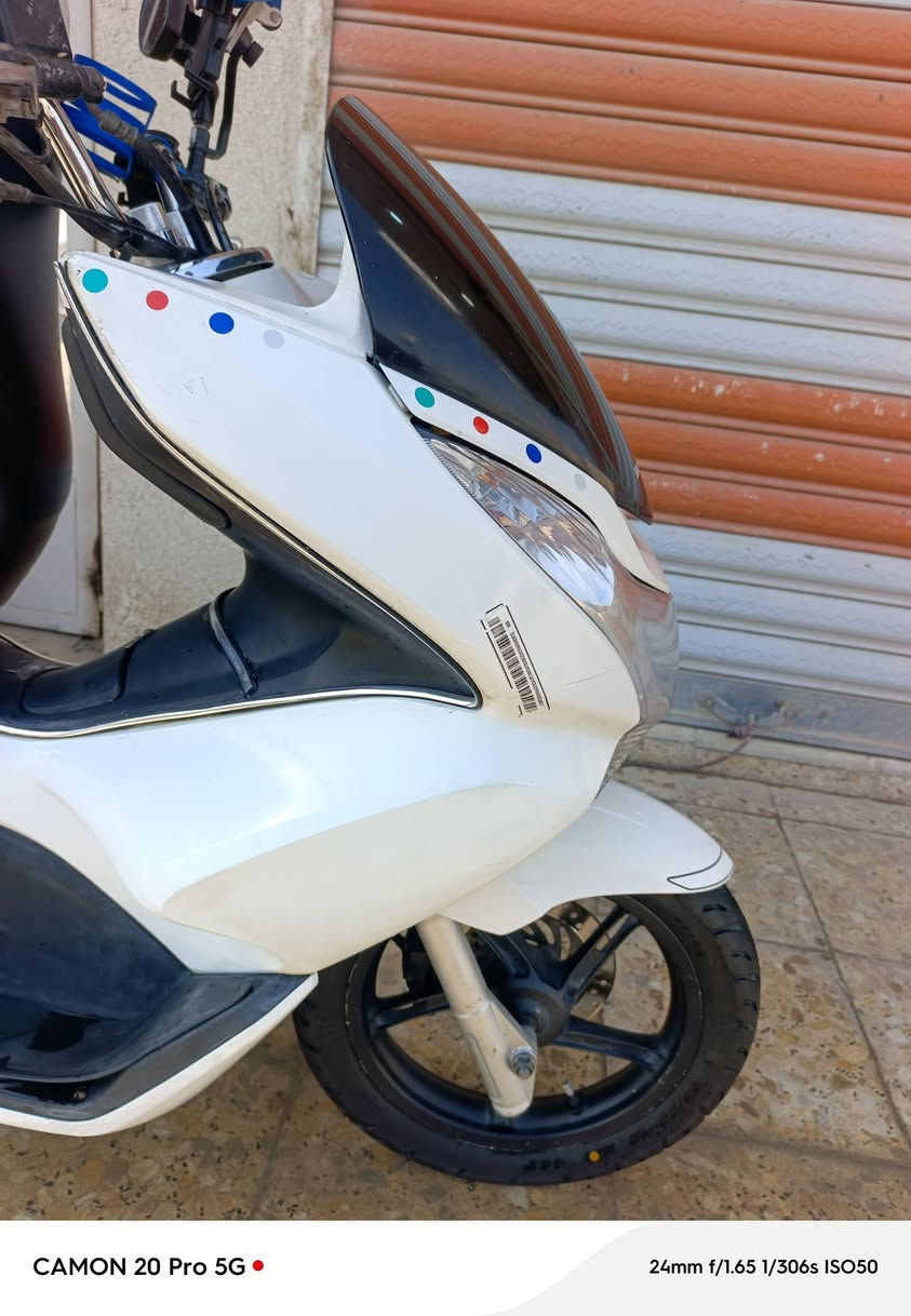 السلام عليكم للبيع دراجه pcxجيل الاول  دراجة  ماخذها رمبه الدراجه وأعلى ايدي حجم مكينه 150ياباني الاصلي دراجه جديده مال جناي وعلئ ايدي لون ابيض
ياباني الاصلي دراجه كامله أستان كهربائي +استاند فون +#قبضة بطل ماءحساس ازدحام دراجه جديده الدراجه  احلا من الصور مال جناي المكان بغداد  #غزالية دراجة #مكفوله اي نقص مابيه السعر1و500
وبيها مجال بسيط  
اي استفسار ***********
