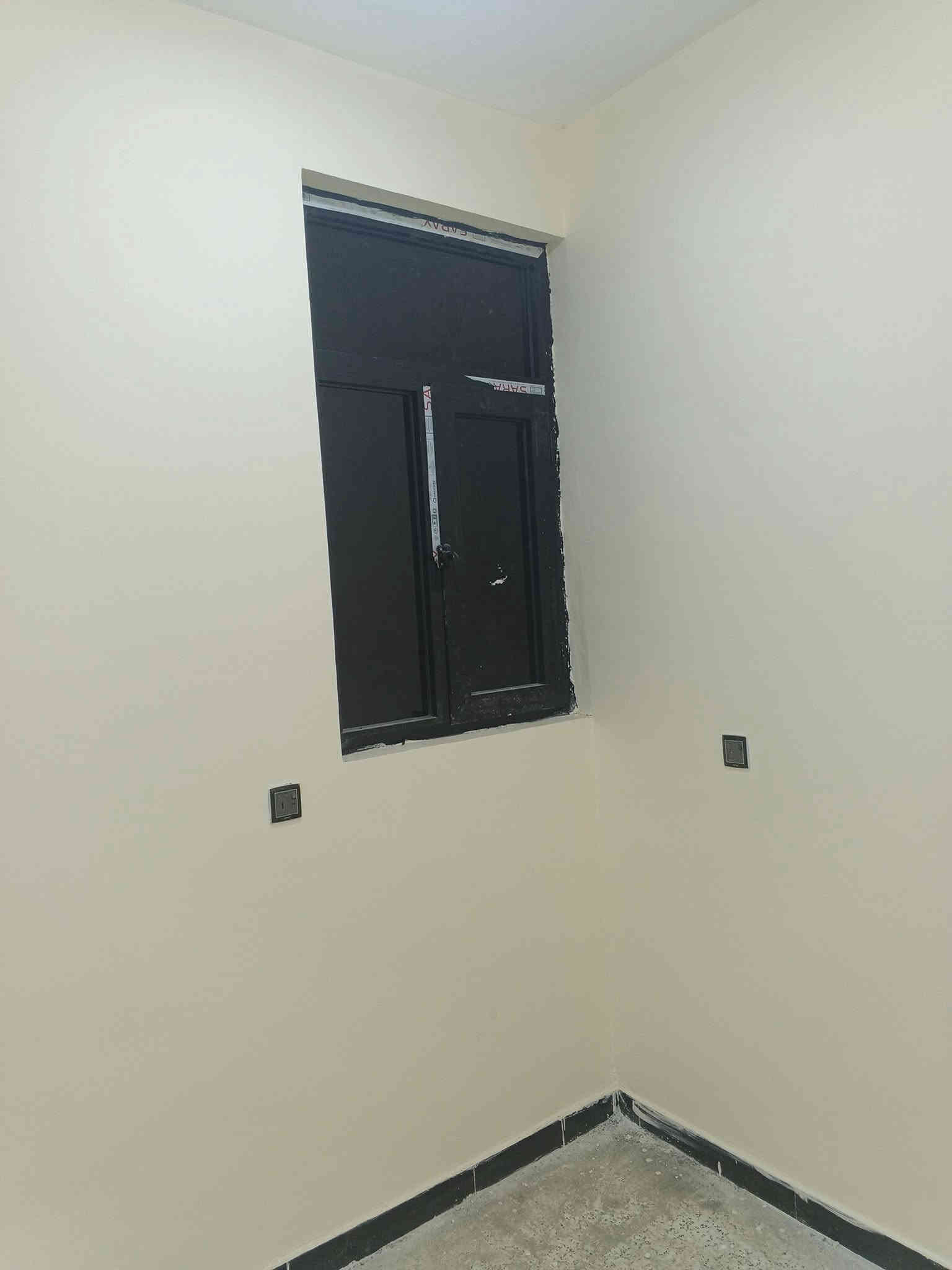 بيت للبيع ركن على ساحة خضراء وشارع 20 مساحة 160 متر 
في منطقة #حي_الحوراء (زين القوس ) قرب الحشد 
🔴#السعر 125 مليون 

بناء حديث غير مسكون يتكون من طابقين:

#الطابق_الأول مكون من ( استقبال+ مطبخ+ صاله+ غرف نوم عدد 2 + صحيات داخليه وخارجية+ منور يحتوي على باب مطل على الشارع الثاني)

#الطابق_الثاني غير كامل مكون من ( 3 غرف نوم + صالة + صحيات+ سطح ثاني) 

للتواصل مراسلة الصفحة أو الاتصال:
📍***********
