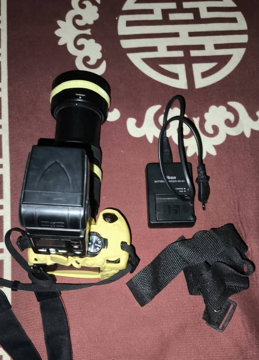 بيع ومحتاج  السعر 400 نيكون 5300+شاحنا + رام 16+بطاريه + فلاش خارجي +احزماه عدد 2        ***********
