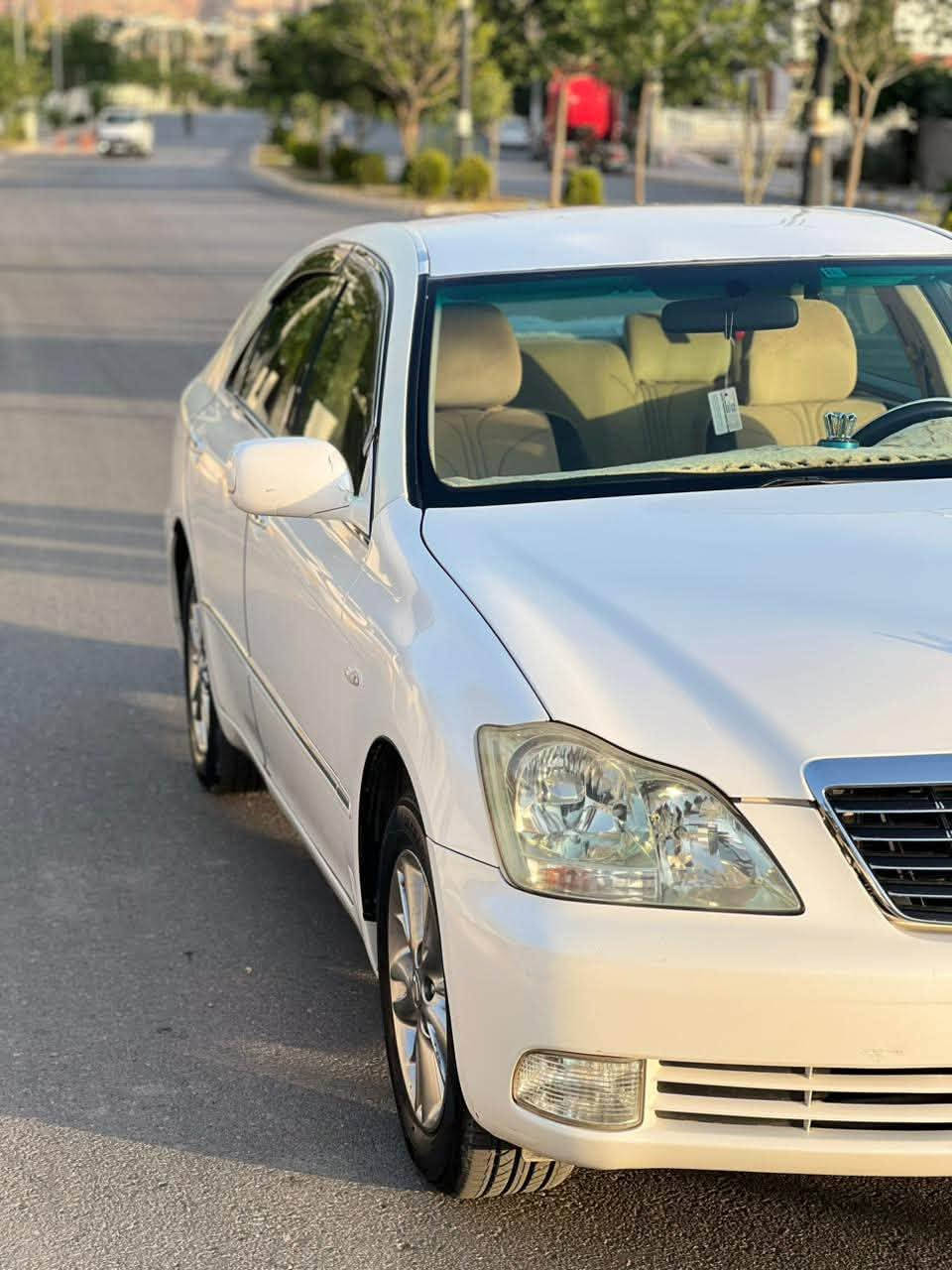 توێتا کراون شاهینە بۆ فرۆشتن
مۆدێل 2005 
گێڕو مەکینە بچوک 180 
دو دوگمە ناو زەرد
مەجموعەی سوکان لێکسزز
سەیارەکە تا حەز بکەی پاکو جوانە
سەیارەی ماڵانە یەک دینار مەسروفی تیا نییە
گێڕو مەکینەو ئەکسلی بەشەرتی فیتەر
پێشو دوای کەپسە چەکوشی پێوە نییە
چوار تایەو ویلی تازەی لە ژێرایە
تەبرید ساردو گەرم ئیشەکات
بەدوای نوقسانیا مەگەڕێ 
کۆدی بۆ کراوەو بەناوی خۆمانەوەیە
ئەوەی ماوە بیلێم سعرەکەیەتی 
کۆتای بێ مەعامەلە 60 وەرەقەیە تکایە بۆ مەعامەلە تەلەفون مەکە سەیارەکە ئەیهێنیت  ماشالله نمونەیە
هەموشتێکم نوسیوە جوان بیخوێنەوە ئینجا تەلەفون بکەن
لە دەربەندیخانم
ژ.م ***********
*********** وەتسئاپو ڤایبەری لەسەرە
ئەدمین
