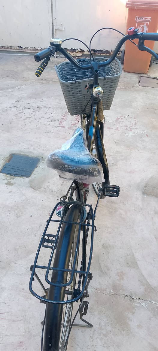 بايسكل ياباني للبيع كامل من كلشي مابي نقص تايرات نضيفة قفل سله طاقه ولايت شغال كامل مكاني الفلوجة السعر 40 وبي مجال للتواصل على الوتساب  ***********.
