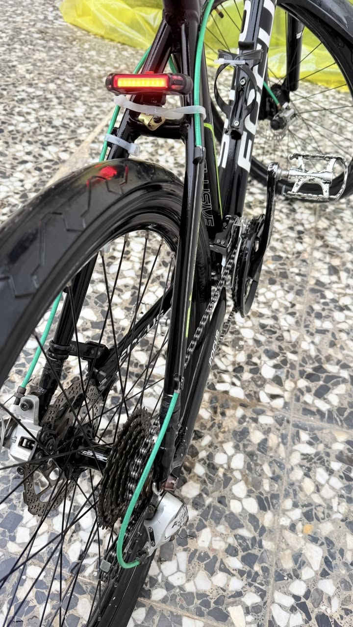 سلام عليكم

للبيع دراجة هوائية جبلية هجين ماركة Focus الألمانية، قوية ومناسبة للرياضة والاستخدام اليومي.  
الحالة نظيفة جداً تقريباً 95%.

🔹 المقاس: 26 – حجم M  
🔹 عدد السرعات: 27 سرعة (3×9)  
🔹 فرامل دسك  
🔹 جميع التفاصيل موضحة بالصور

💰 السعر: 290 ألف – بيه مجال بسيط

📍 الموقع: بغداد – البلديات  
🚫 لا يوجد توصيل

📞 الهاتف: ***********  
📱 *متوفر واتساب
