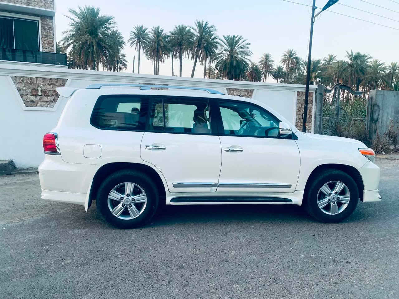 لاندكروز ٢٠١٤ بريم فول مواصفات لبريم معروفه كفاله بدون حادث بيه بارد بجاملغ الامامي الايمن وبيه كارت بسيط سياره جديدة ماشيه ١١٩ الف حقيقي كير مكينه ممفتوح جاهزه من كلشي رقم بغداد بأسمي شخصياً سعر ٣٦٠وبيه مجال مكان سياره بغداد رقم الهاتف ***********
