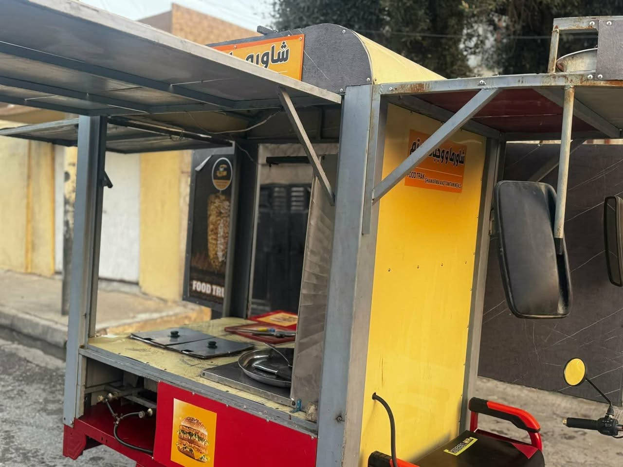 السلام عليكم
للبيع ستوته فوت تراك  food trak
شحن موديل 2024
حجم الوسط اسم ماركتها KOREA_MR
شاحنه اصليه مع حمايه
الشحنه اتمشي 15كلو متر هيا تمشي للشحنه الوحده أكثر 
  تحتوي ع شوايه كص 4بلنر مع شيش مع سكاكين عدد٢ مع مواعين ٣موديلات وكل موديل ٦قطع كلو موضح بالصور مع طباخات عدد ٢للفنكر والزنكر مع مخزن أسفل داخلي ومخزن علوي ومخزن تحت المقعد مع مكان للقنينه وتأسيسها كلها شغاله بس تسوق وتسترزق مع اناره داخليه لدات تكدر اتخلى بطاريه وتشغلها
مكانها الموصل الأيسر
الشراري يتصل ع ***********
