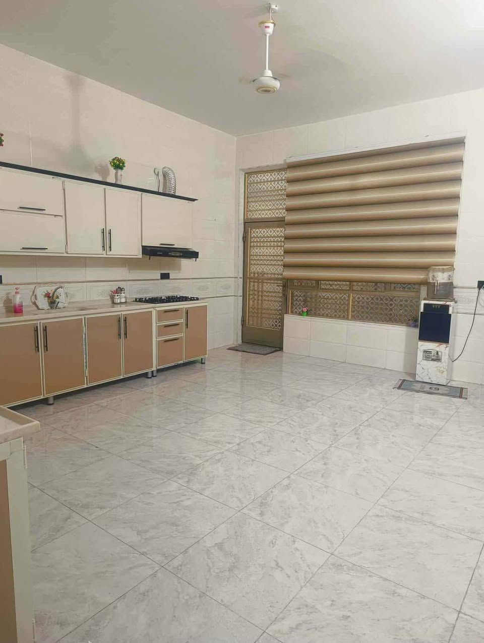 موقع البيت كربلاء
 بيت للبيع  مساحة البيت 275م مكون من كراج وحديقة وصحيات خارجية 2 واستقبال ومطبخ وصالة وصحيات داخلية ومنور غرفة2 طابق الاول مكون 2غرف وصحيات وصالة كبيرة 
بحي العسكري العابد خلف سوق علة حديقة قريب على شارع العام مال سيد محمد الموسوي موجود خط للولاية


**إذا كنت صاحب هذا الإعلان وتريد حذفه لأي سبب، رجاءا أرسل رسالة إلى الدعم الفني**