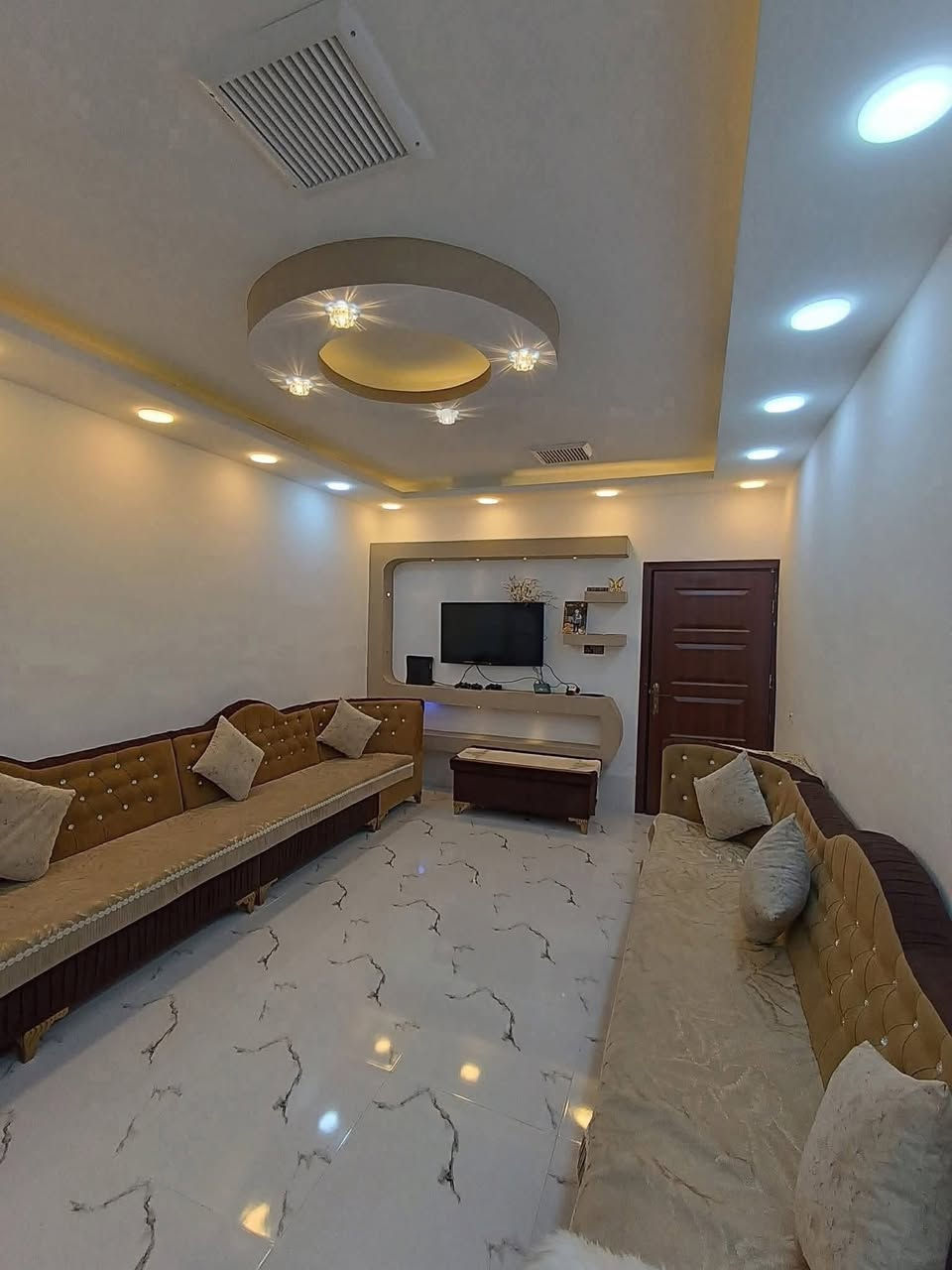 اعلان رقم (1834)📢📢📢
———————
بيع مستعجل 
دار للبیع  150 متر طابو صرف
فول سيراميك بناء حدیث 
الموقع الحرية 
قرب جامع الامام الشافعي 
الموقع مميز جدآ جدآ
استفسار
***********
***********
