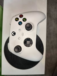 xbox series s مستخدم نضيف كلش بس الهيكل مالته متفطر والكفر بس عالجزء ا...