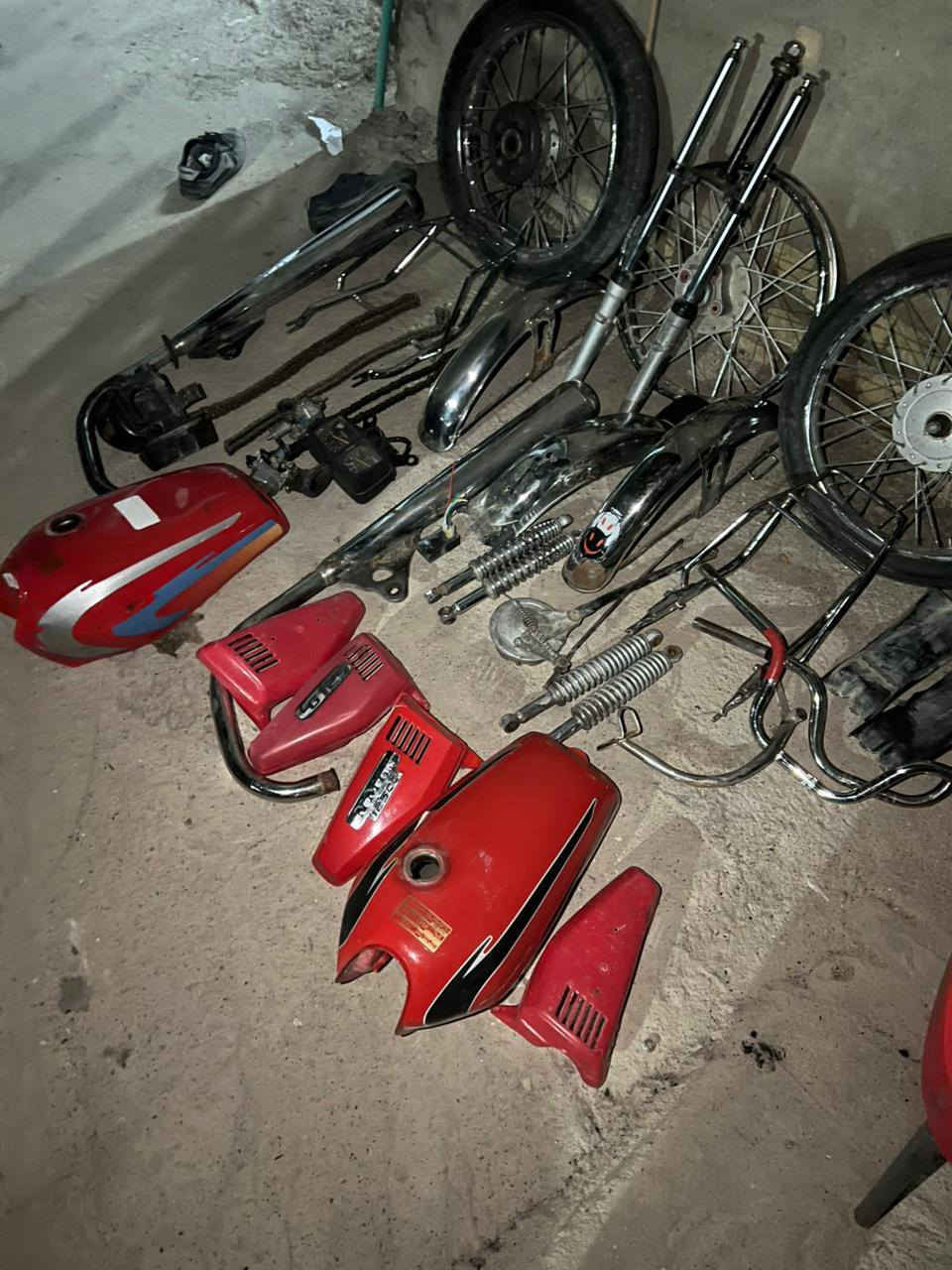 البيع قراض مستعمله غيم اخذ
دشبول عدد1
وياله كامله عدد 3
تانكي عدد 2
سيبايه عدد 2
دبلت خلفي عدد2
دبل امامي عدد1
 زناجيل عدد3
كشن عدد1
 كابريتر عدد 2
صلنصه جعره عدد2
جاملغات عدد3
ستيرن عدد2 
غيم اخذ التواصل خاص او تصل ***********
المكان صويره منطقة طليحه.
