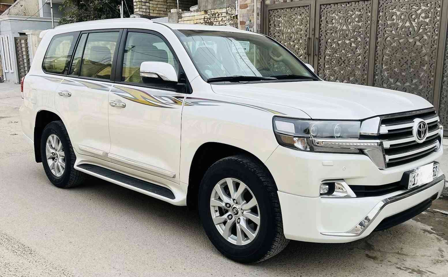 السلام عليكم لاندكروز 2017 وكاله ساز وايت ادشن سياره جديده بمعنى الكلمه مكفوله كفاله عامه من كلشي ماعدا ربع الدعاميه فقط ماشيه 78 سياره اصليه كشن 3 دكم دبل موس 6 سلندر مرقم بغداد تحويل مباشر السعر 475 ورقه مجال حك الجيه للاستفسار *********** بغداد الرصافه
