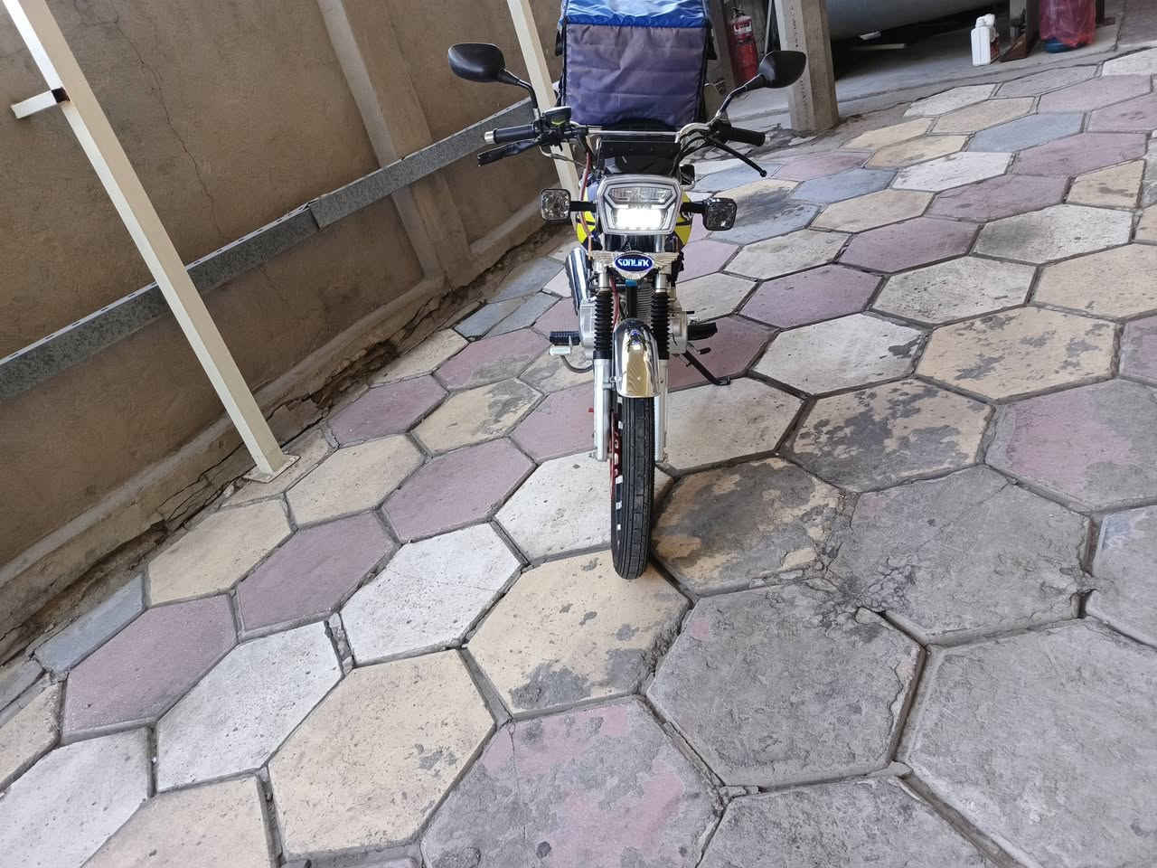 السلام عليكم دراجه سونلنك ايراني محرك ٢٠٠ سيسي الدراجه بعدها لوك مكفوله من كلشي الدراجه ماشيه ١٦٠٠ كيلو وقابله للزياده الدراجه اوراق المعرض كامله بصمه وسويج الدراجه رايدها ب ٨٥٠ الف قفل للاستفسار الاتصال على الرقم *********** أو مراوس حسب القناعه
