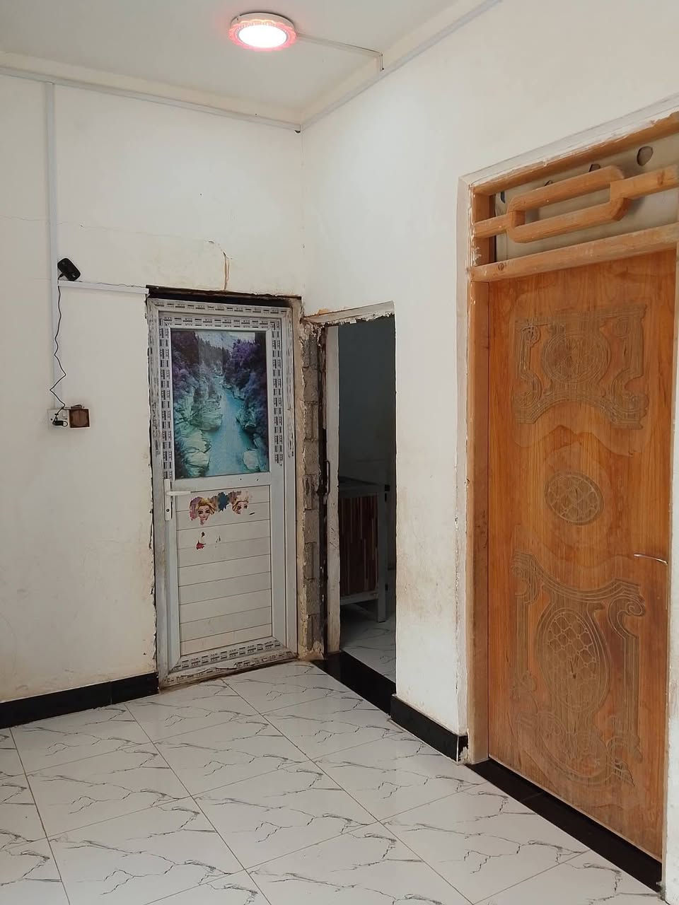 دار لبيع مساحه  130م متكونه من غرفه 6في4 وصاله 7في 4 ومطبخ 4في 3 وديوانيه نقص بعده مامبنيه  6في 4 العنوان حاوي العباس خلف شارع الوارد يبعد عن تبليط تقريب 40متر كافت الخدمات متوفره سعر27 ........***********
