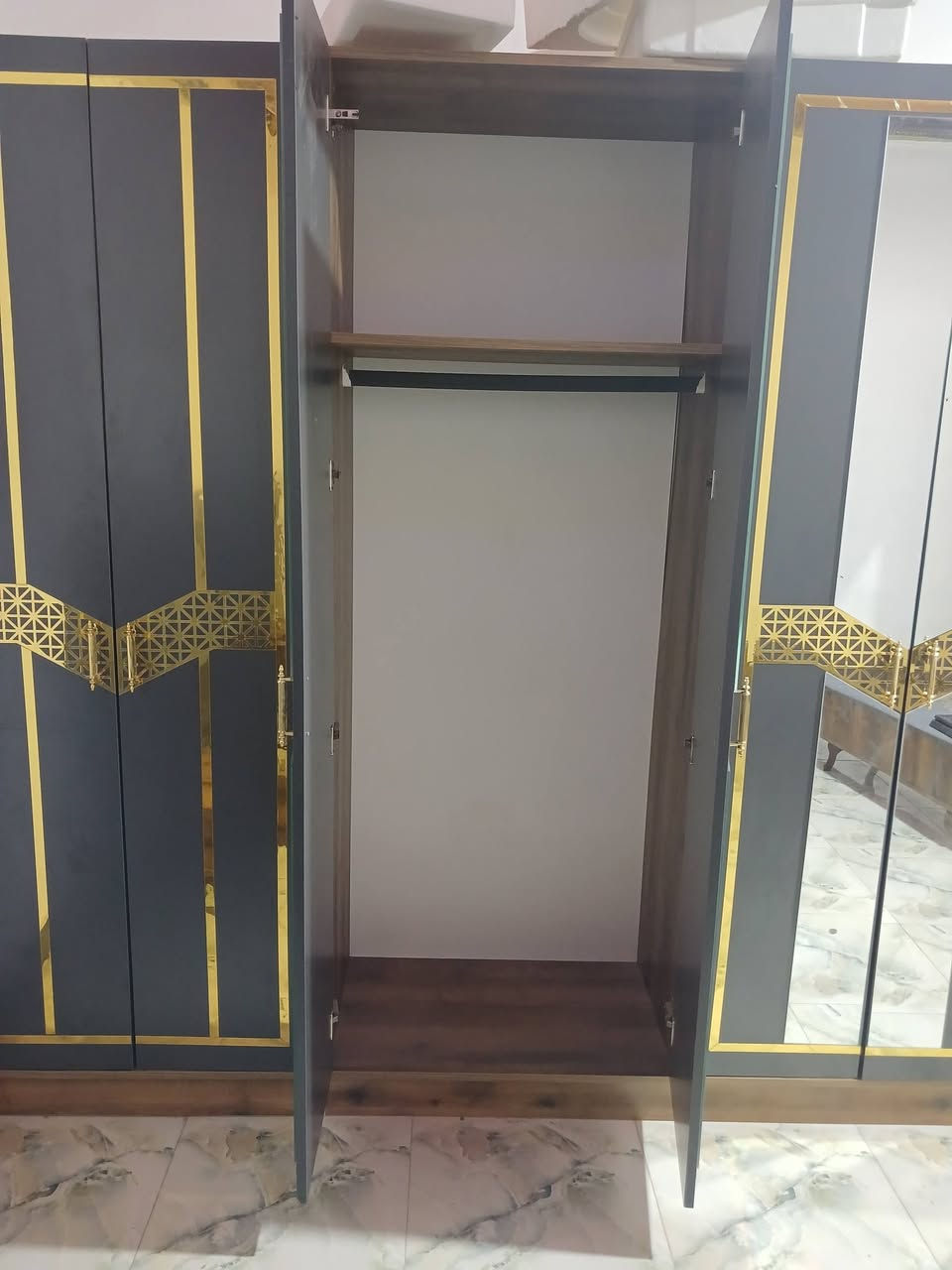 غرفه نوم مستعمله مستعجل عله البيع
مشتريه مليون 100
رايده ابيع 700 الف 
بيه مجال اليريد يشتري انطي سعرك 
الغرفه 6 قطع 
ميز مرايه مثل ما موضح بالصوره 
كومديات جربايه ثنين 
جربايه الحديده مالته ما بيه شي بس الرجلين تعبانات رجل مكسوره بالزاويه مصوره بس الحديد ما بي شي 
)كنتور و ملحق( كنتور الملحق  تعاليك الكنتور بس النص ارفوف  الباقي تعاليك 
شكل نضيف ما بيه اي ما بيه كسور بس ميز المرايه من اول ما شتريته ما بيه باب البصف الجرارات 
عندك رجلين الجربايه مكسرات تعبانات بس الحديد ما بي شي عنواني البصره الزبير توصيل ما عندي تجي  فتح الغرفه عليك هوه بس الكنتور تفتخه انه اساعدك فتح الغرفه والدي نجار 
رقم التلفون وتساب اتصال موجود *********** بخدمه اليجيني اريد بيعه قبل العيد
