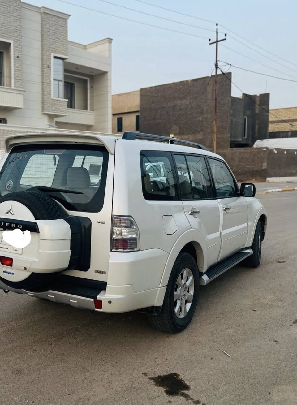 السلام عليكم
باجيرو 

موديل 2014 

( حبتور )

فول مواصفات و مكفولة كفالة عامة 

حدادية تخم كامل 

تخم تاير جديد و السبير ما نازل 
رقم بغداد بأسمي و مداور ثاني يوم
تبريد 3 قطع 

حساسات خلفية 

فتحة سقف

مري شفط و اشاير بالمري 

يدات نيكل 

ويل كب 

و باقي المواصفات المعروفة بالحبتور

ماشية تقريباً 235 

السعر 180 و بيها مجال 

للتواصل 

***********
