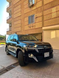 لاند كروزر • موديل 2021 • سيارة سوداء • لاند كروزر 2021 • جيب • دفع رب...