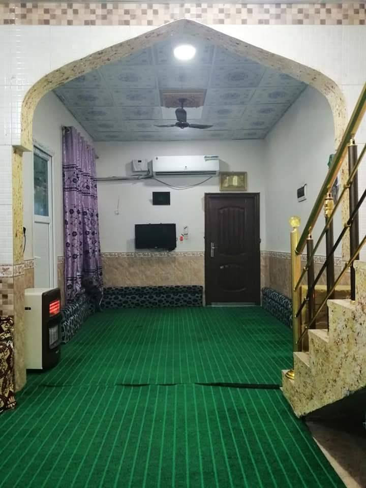 السلام عليكم ورحمة الله وبركاته....بيت مساحة 100م طولي 20*5 عرفه .صاله .مطبخ.استقبال خدمات....هاذا البيت .
سلبياته...خل اكلك لكدام حتى من تجي متنصدم 
بناء رباط كونكريت
جدران طابق جيري 
سقف كونكريت
جاهز يعني 

اكو بي نواقص مثليش سقف ثانوي يراد تبديل سطح يراد تطبيك. بي فطور بل جدران....انتبهلي بي الفطور بل جدران خالي حتى لا تكلي منتبهت مرتين كتبتهن خوش يعني بيت متواضع لا اكلك درجة اولا ولا غير شي هل موجود ...عجبك وقتنعت كل الهلا بيك ماعجبك الله يوفقك بل احسن .سعره 70على هذا كلام تجي للبيت بي مجال .بل فيس تعلق يعني شراي ...سعره سعر بيوت زراعي ....للعلم حتى ما انسى بي حائط مشترك بيني وبين بيت اخوي من نتفق واذا جعل الله مقسوم الحايط الك المشتري .تمام .... حي النداء منطقة ال 56....رقمي بي وتساب ***********.او***********
