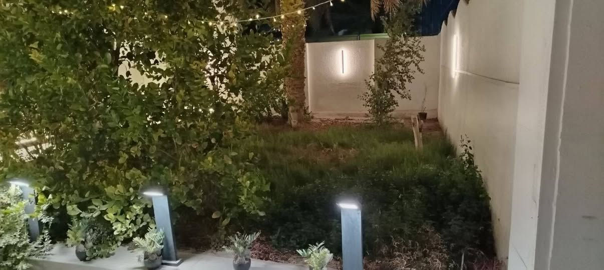 بيت للبيع في حي الأسرة 
المساحة: 318 متر
الواجهة: 12.5 متر / النزال: 26 متر
جنس العقار: طابو صرف 
سنة البناء: 2017
البيت طابقين 

تفاصيل البيت:

الطابق الأرضي:
1) كراج 
2) حديقة 
3) مطبخ 
4) استقبال 
5) صالة 
6) غرفتين نوم نظام سويتات 
7) صحيات داخلية وخارجية 

الطابق الثاني:
1) غرفتين نوم نظام سويتات 
2) صالة 
3) بيتونة 

مكتب العقاريون 
للأستفسار: ***********
