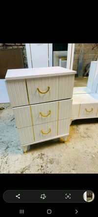 غرفة نوم كاملة تتضمن خزانة ملابس كبيرة بأبواب زجاجية مدهشة، قوة المراي...