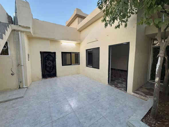 دار للبيع  محجوز لصالح المصرف العقاري كركوك
شرط التحويل 
استلام مفتاح يوم العقد

المساحة/200 متر واجه 10م 
يتكون الدار من استقبال ومطبخ بارد ومطبخ حار وهول وغرفة طعام وغرفتين نوم ومنزع وصحيات داخلي وخارجي 
نظام مغربي بالكامل 
البناء / جديد
العنوان / كركوك -حي النداء -قرب مدارس 
السعر الكلي / 150 مليون
 المقدمه/ 65 مليون 
مطلوب / 85 مليون 
القسط الشهري / 438 الف
 
للاستفسار /  للاتصال او واتساب 
‭0778 371 0855‬
