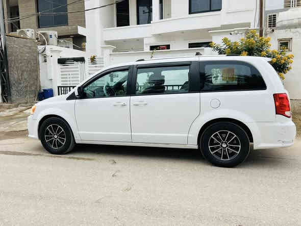 السلام عليكم دوج كرفان  للبيع ٢٠١٨ بدون ارباك بدون دواخل ابواب عاديه *********** السعر ١٦٨ وبي مجال بسيط
