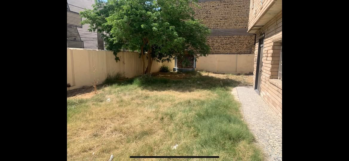 الايجار بيت حي الظباط المساحة ٥٨٥ متر قرب مصرف العقاري طابوق واحد يحتوي على ٣ غرفه وكليدور واستقبال ومطبخ عدد ثنين بدون سيراميك وحديقة كبيرة السعر 850 الاتصال ***********
