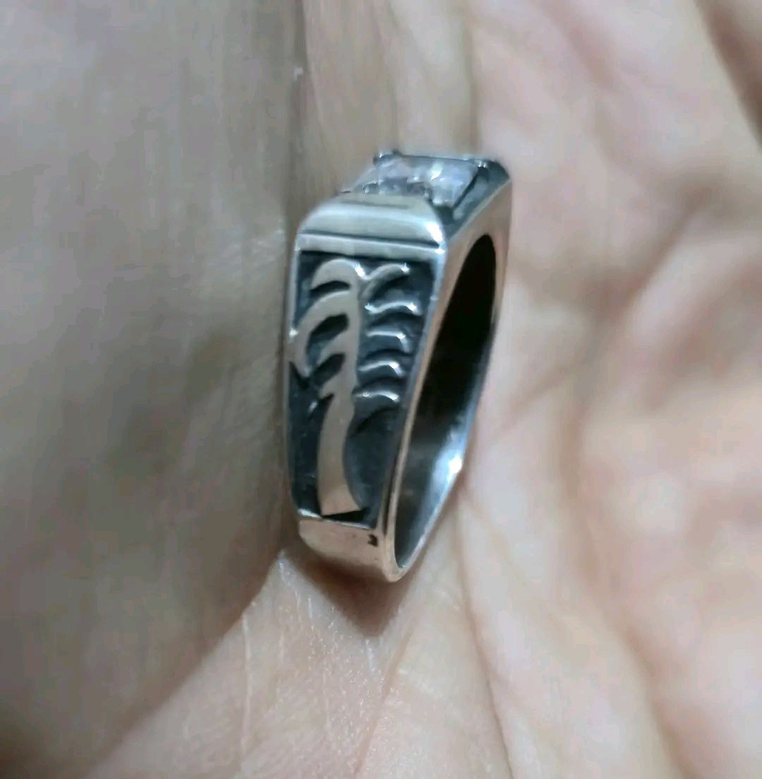 موزنايت 
قطعة في منتهى الجمال والروعة 
فضه ٩٢٥ 
مقاس الخاتم ٢١ 
مقاس الحجر ٨ ملم


**إذا كنت صاحب هذا الإعلان وتريد حذفه لأي سبب، رجاءا أرسل رسالة إلى الدعم الفني**