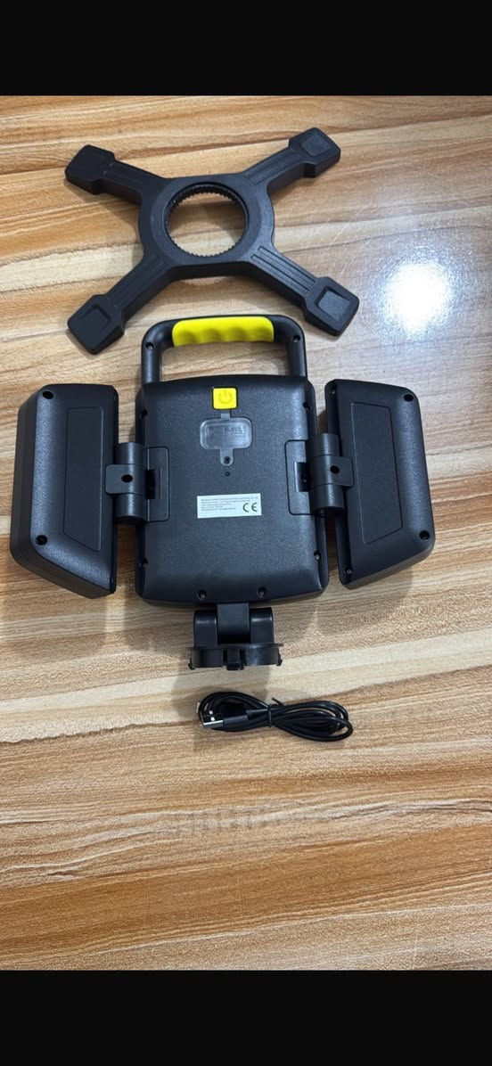 مصباح عمل LED مغناطيسي محمول، ويتميز بالمواصفات والميزات الرئيسية التالية:
أوضاع إضاءة متعددة: يوفر 5 أوضاع إضاءة مختلفة لتناسب الاحتياجات المتنوعة. 
قاعدة مغناطيسية: يحتوي على قاعدة مغناطيسية قوية تسمح بتثبيته على الأسطح المعدنية بسهولة. 
قابل لإعادة الشحن: يتضمن منفذ شحن USB وبطارية مدمجة قابلة لإعادة الشحن. 
تصميم قابل للطي: يتميز بتصميم قابل للطي بزاوية 180 درجة لتوجيه الضوء بدقة. 
متعدد الاستخدامات: مثالي لإصلاح السيارات، والتخييم، والأعمال اليدوية، وحالات الطوارئ.


**إذا كنت صاحب هذا الإعلان وتريد حذفه لأي سبب، رجاءا أرسل رسالة إلى الدعم الفني**