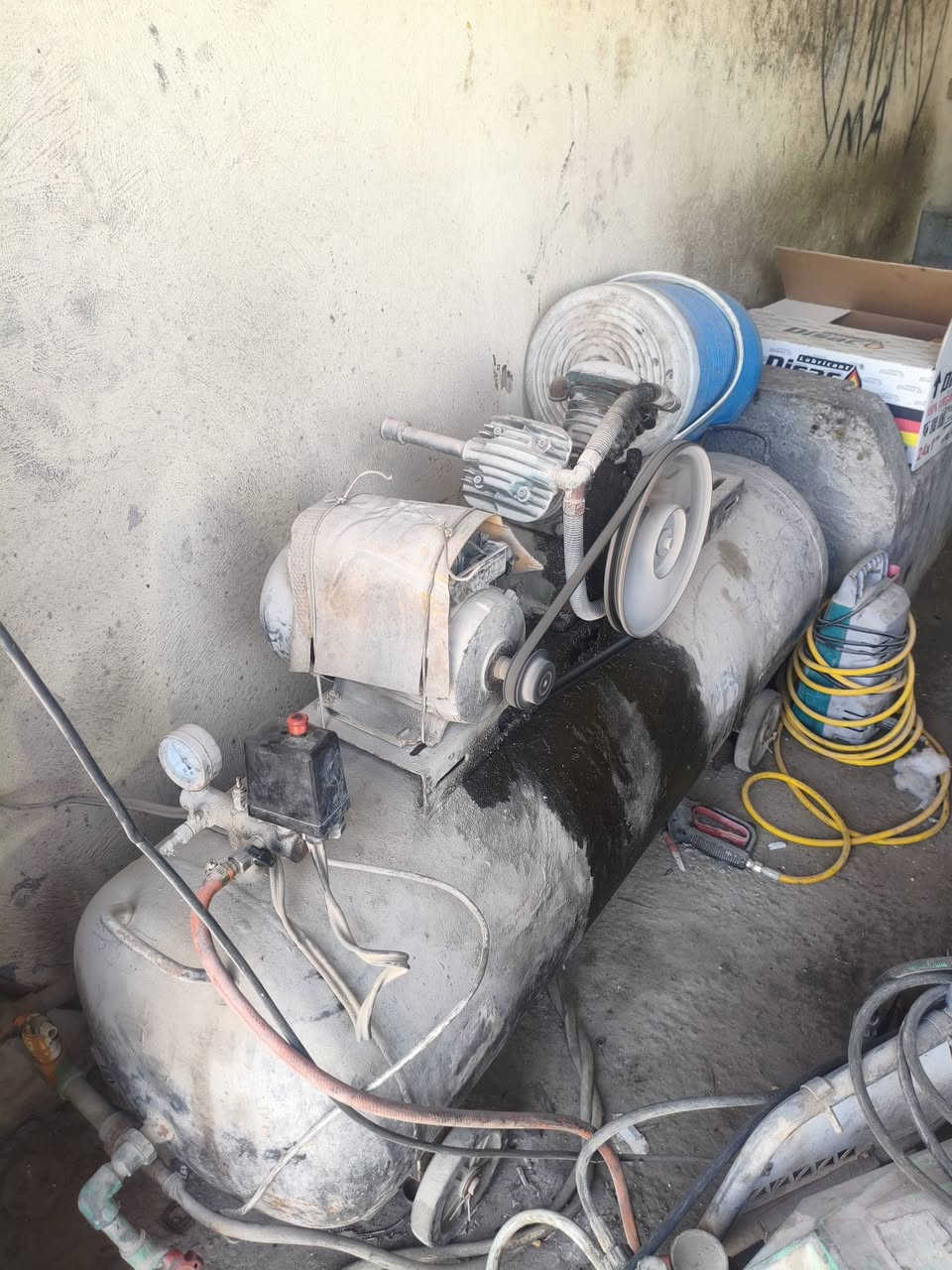 كمبريسر حجم 350شرط الشغل سعره400العنوان نجف حيدريه ***********
