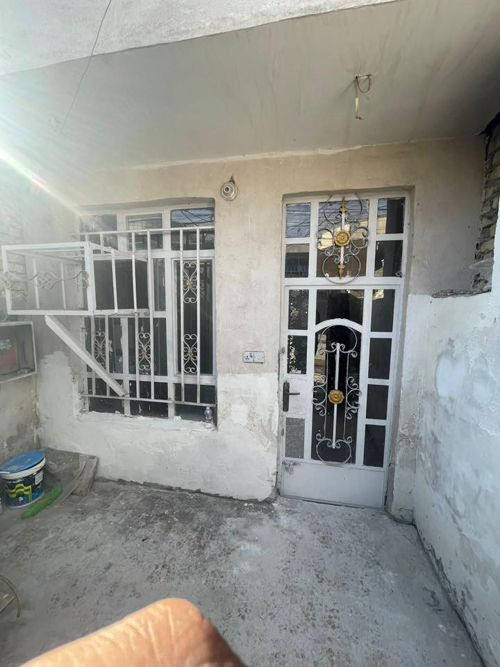 بيت للبيع ⭕️⭕️
المخابرات تقاطع الجريخي بفرع صيدلية عبق الجوري اخر فرع مساحة ٧٥م غرفه نوم واستقبال وصالة وصحيات وبيتونه وسطحين الاستفسار ***********
