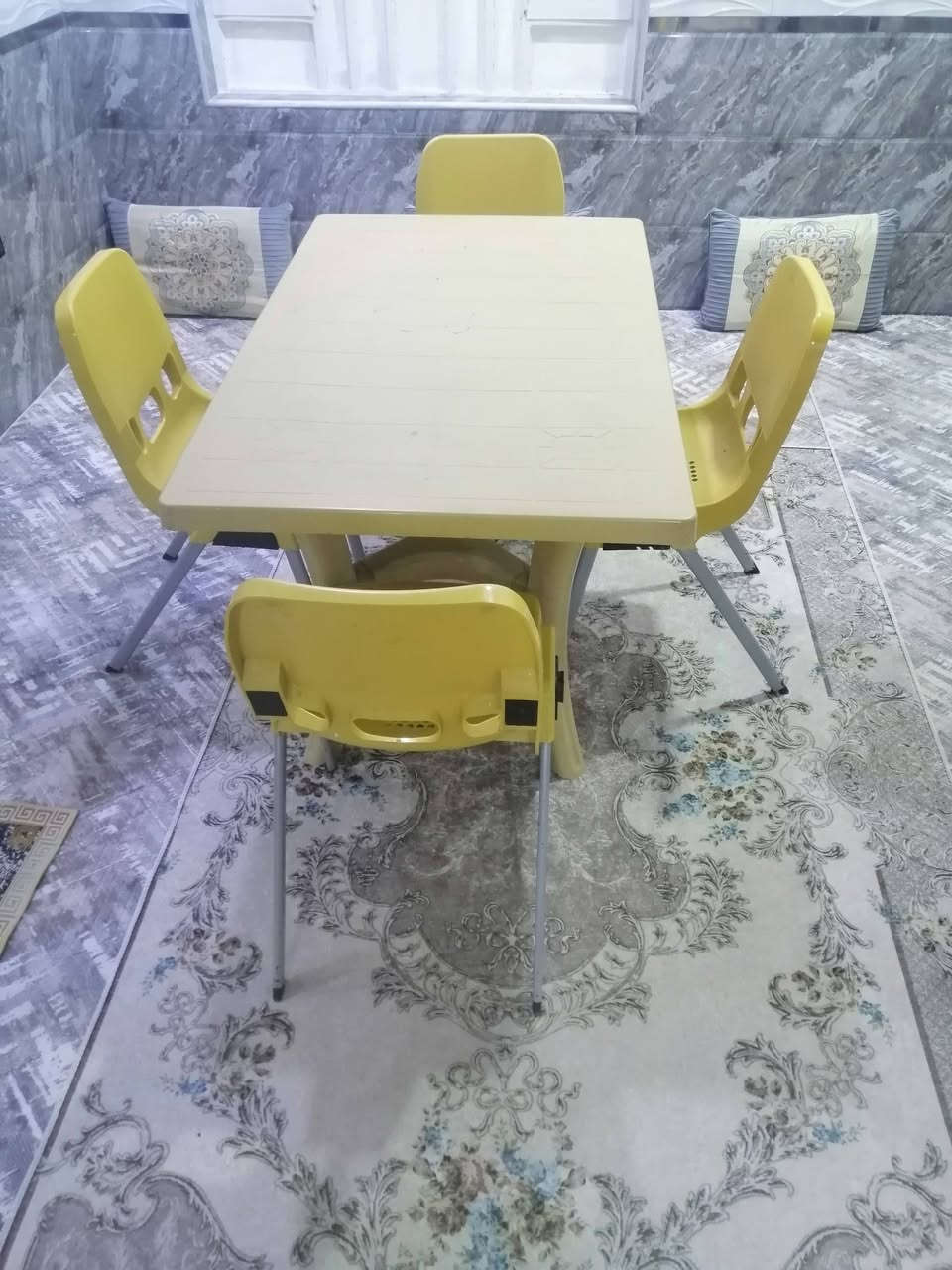 ميز طعام مع ٤ كراسي النوع الأصلي الثقيل حجم كبير. السعر ٥٠ الف اي استفسار على الرقم *********** البصره
