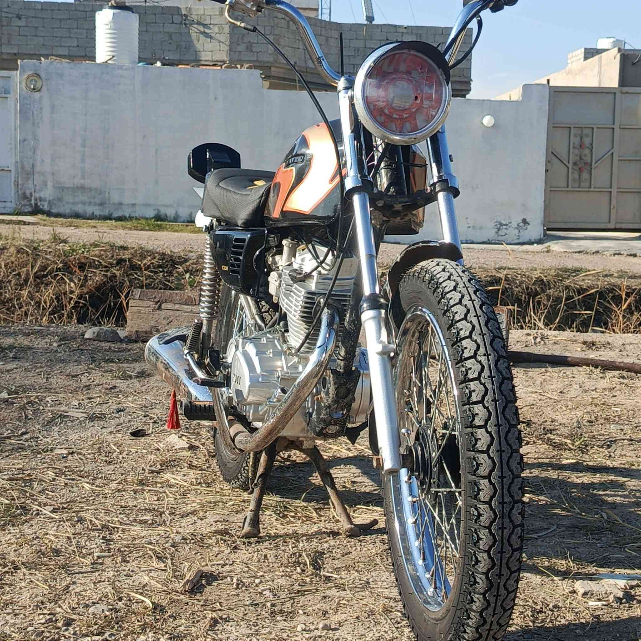 السلام عليكم
دراجة نامة شلامچة تعميرة 24كلة جديد شاصي 19محرك جديد ممدودة علي صبانة للبيع أو المراوس حسب القناعة السعر 450وبيها مجال ه‍/***********
